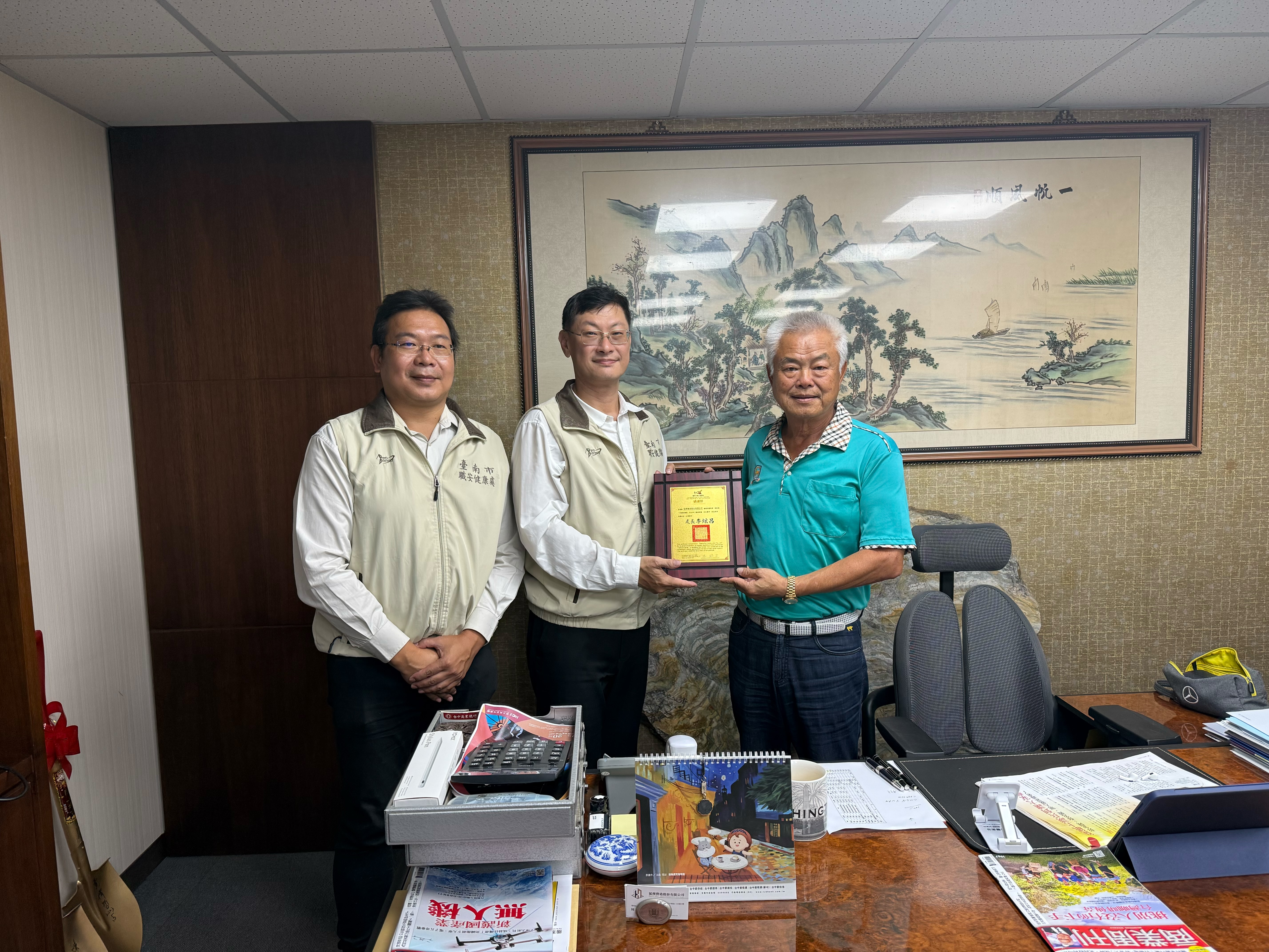 因積極配合台南市政府災後救援措施，獲台南市職業安全健康處李炫昌處長代表市府頒贈感謝狀